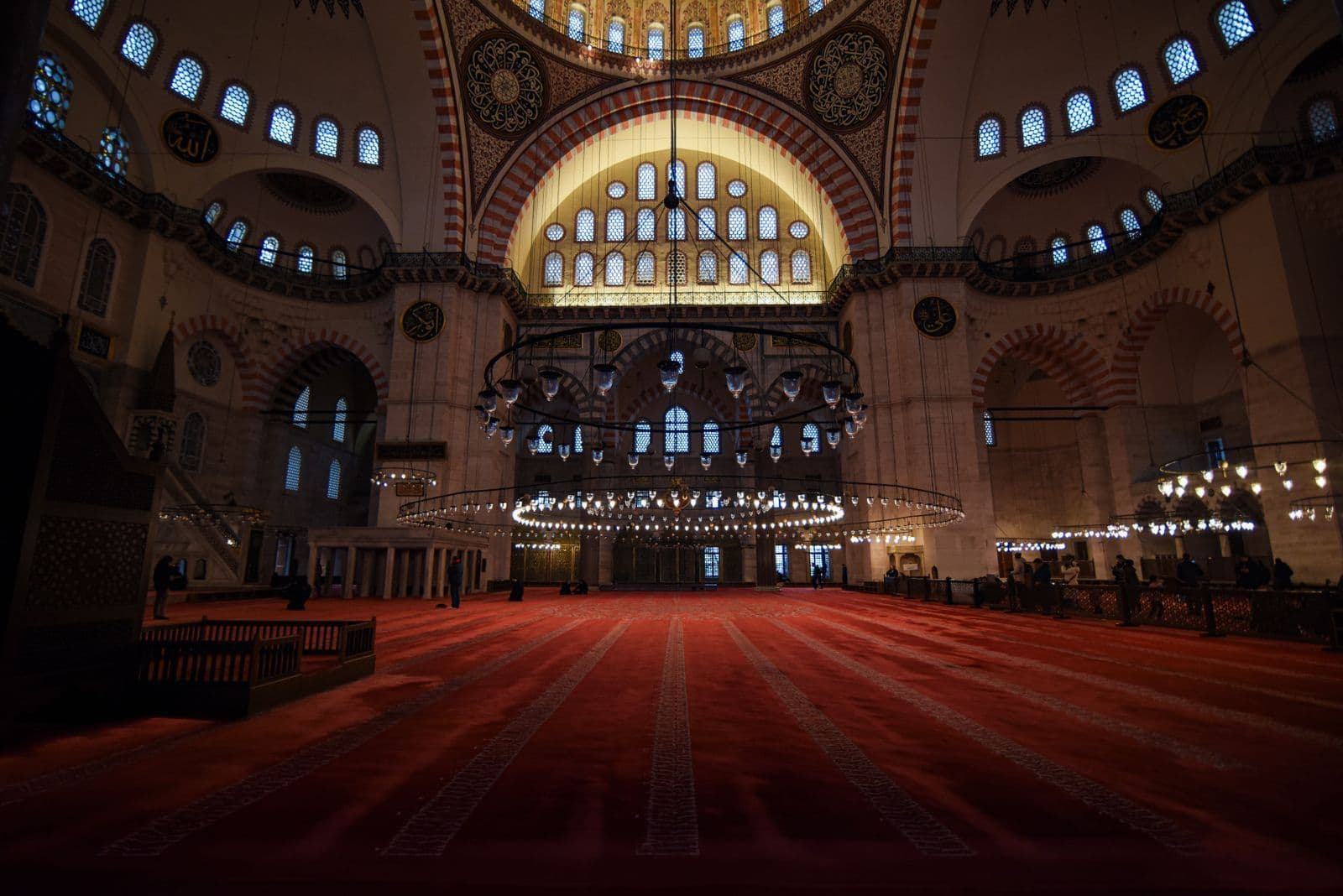 Cami iç mekânı, kırmızı halı ve avizeler