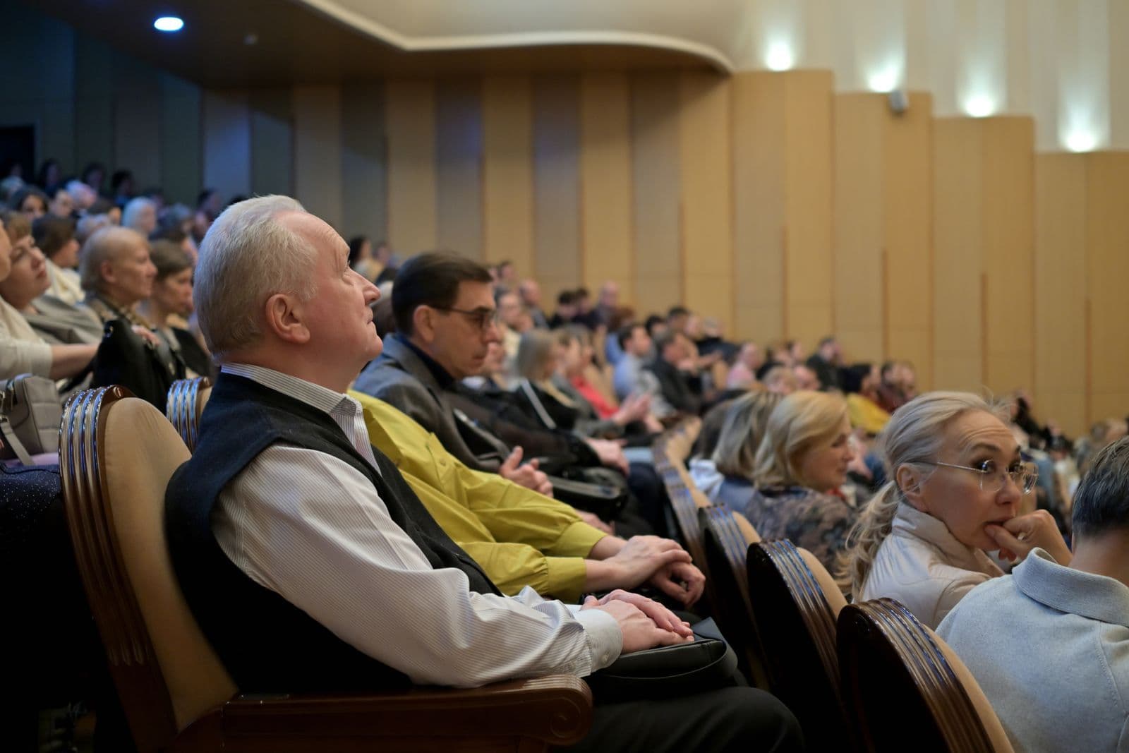 Genel kurul salonunda toplantıyı izleyen üyeler