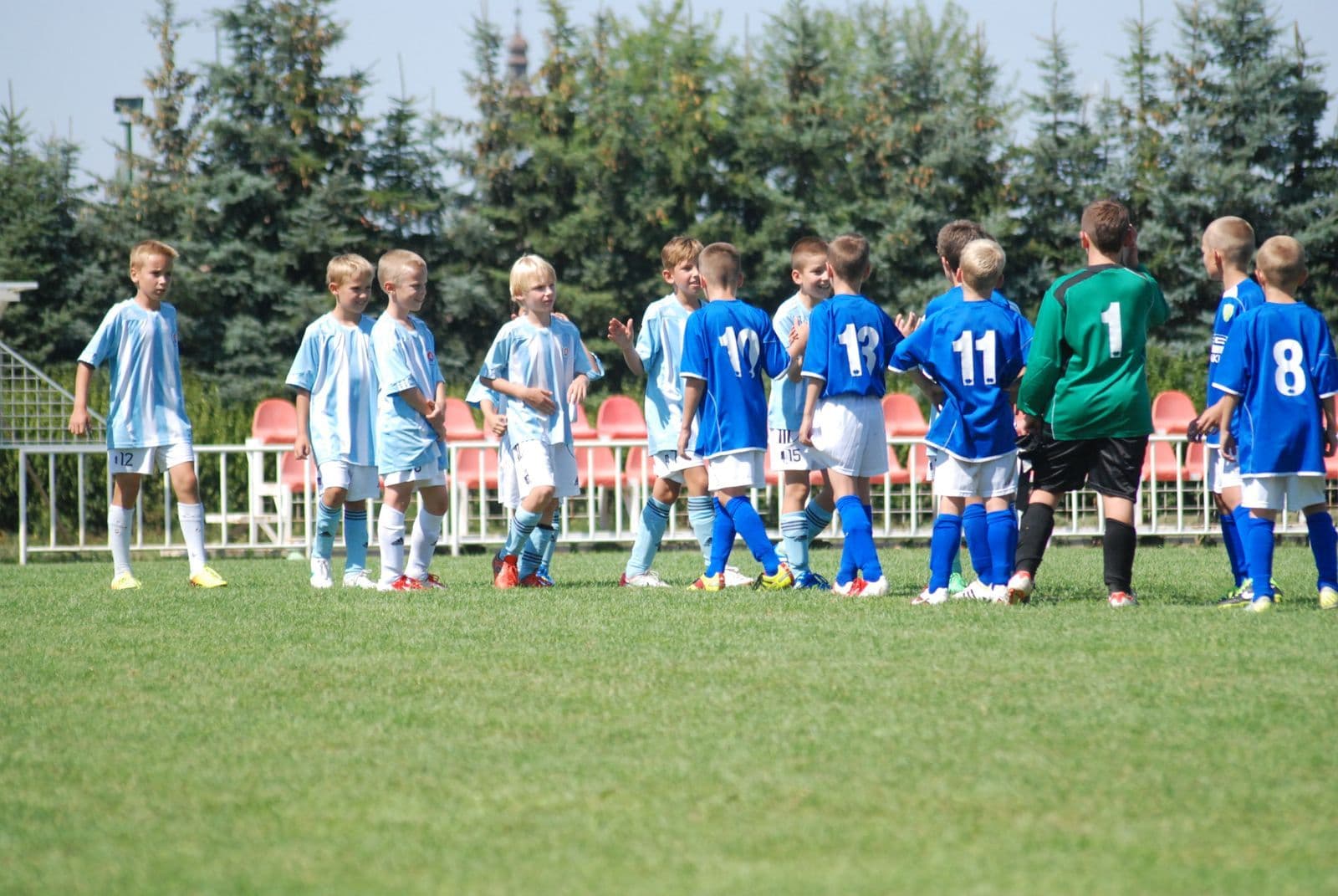 Altyapı futbol takımı sahada sıraya girmiş